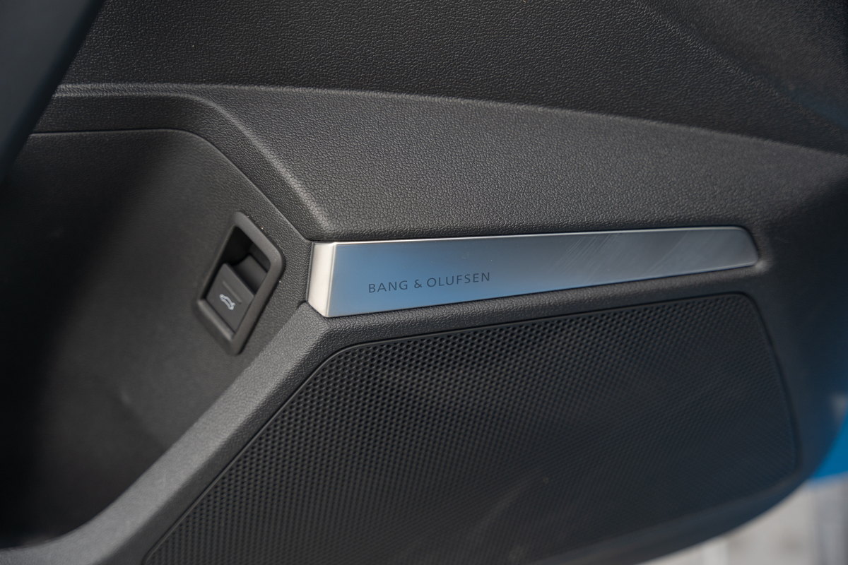 Динамик Bang & Olufsen в двери