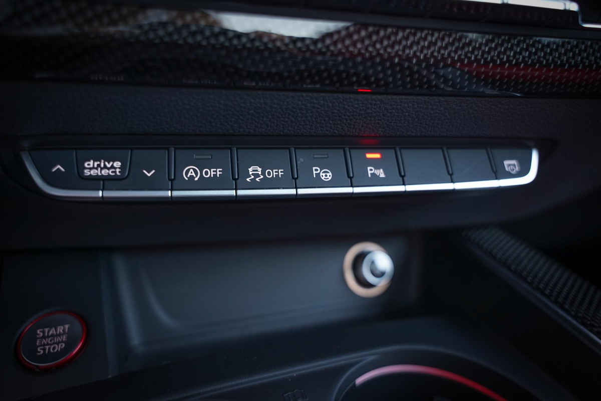 Audi drive select ir užvedimo mygtukas